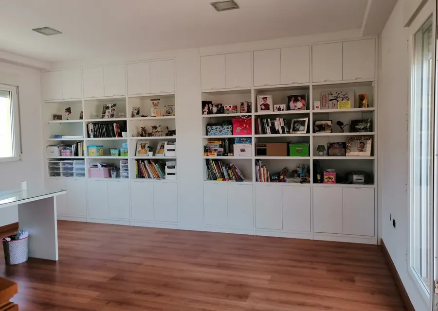 Librería empotrada a medida en Granada